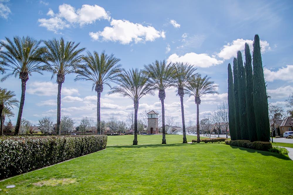 1587 N STRADA Way, Clovis, CA 93619