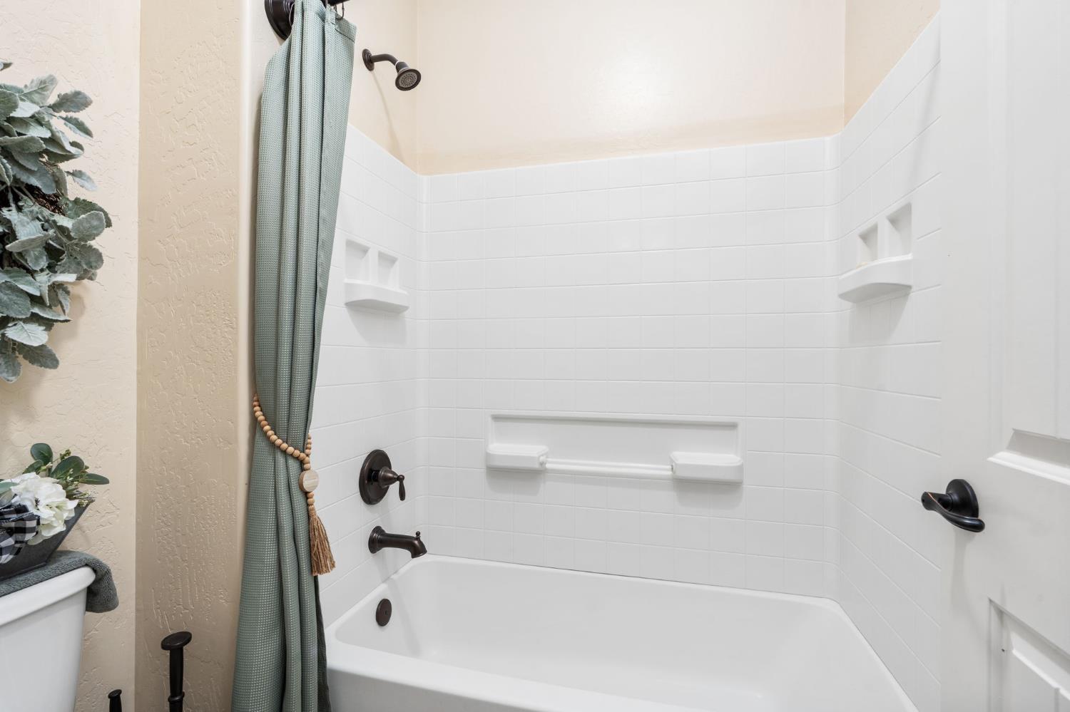 3236 Ashcroft Ave, Clovis, CA 93619