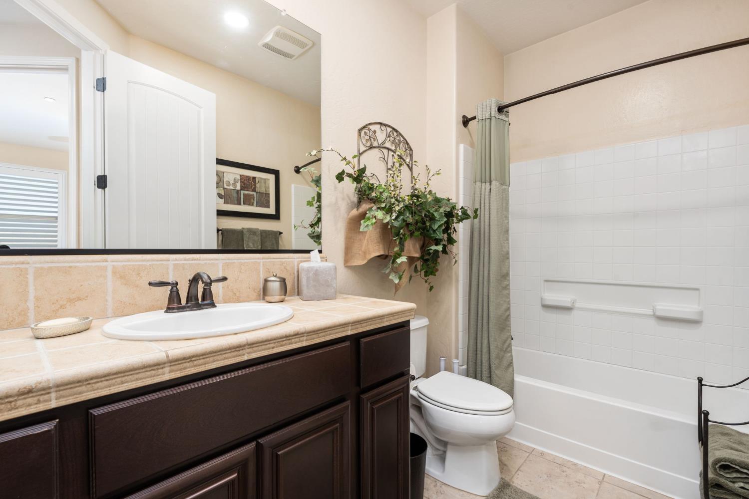 3236 Ashcroft Ave, Clovis, CA 93619