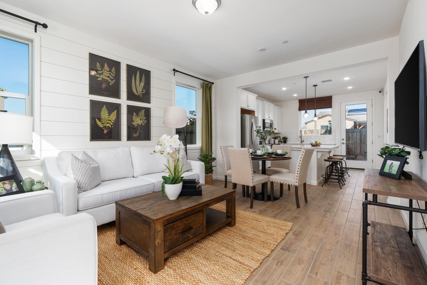 6544 E Blushing Dr, Fresno, CA 93727