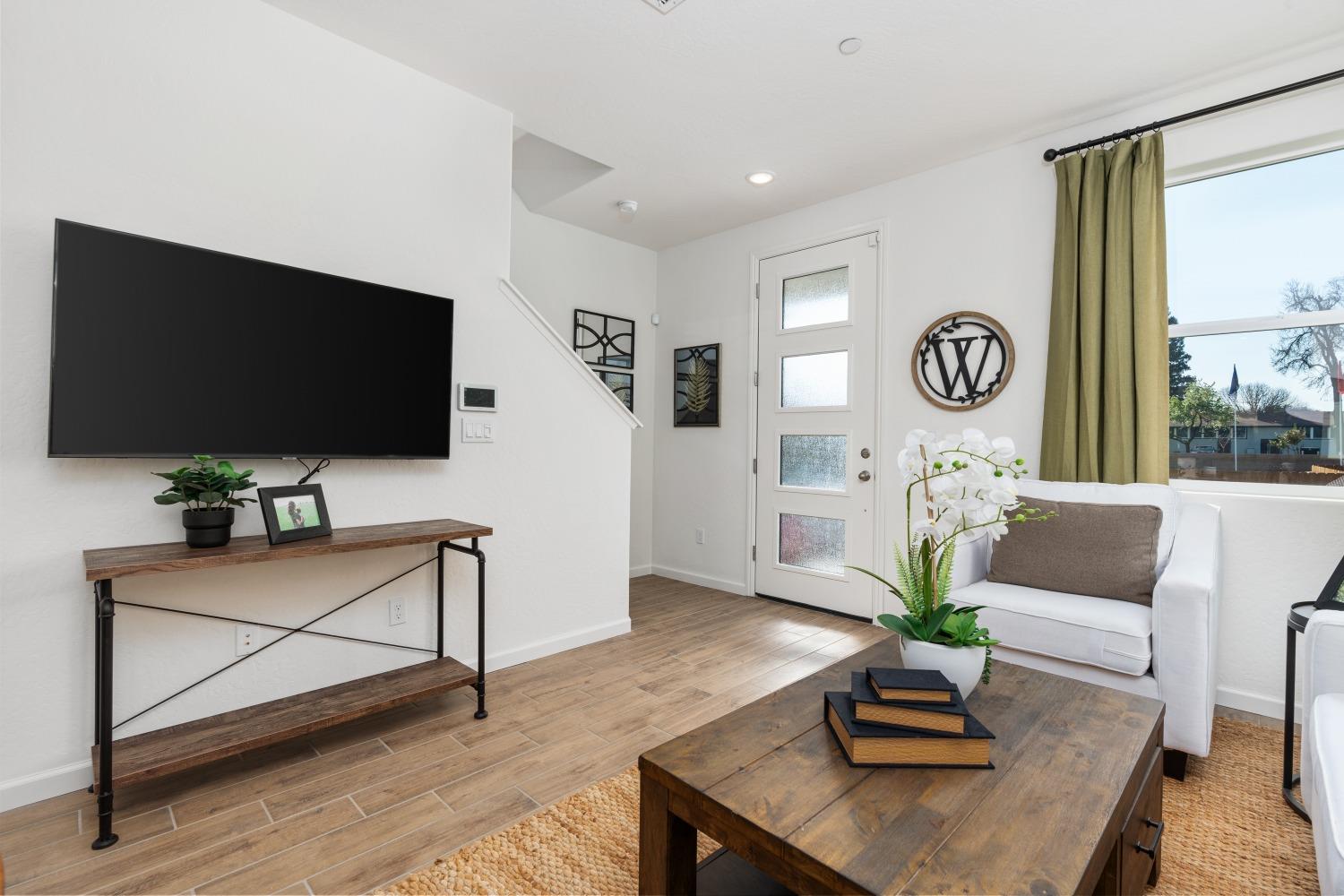 6544 E Blushing Dr, Fresno, CA 93727