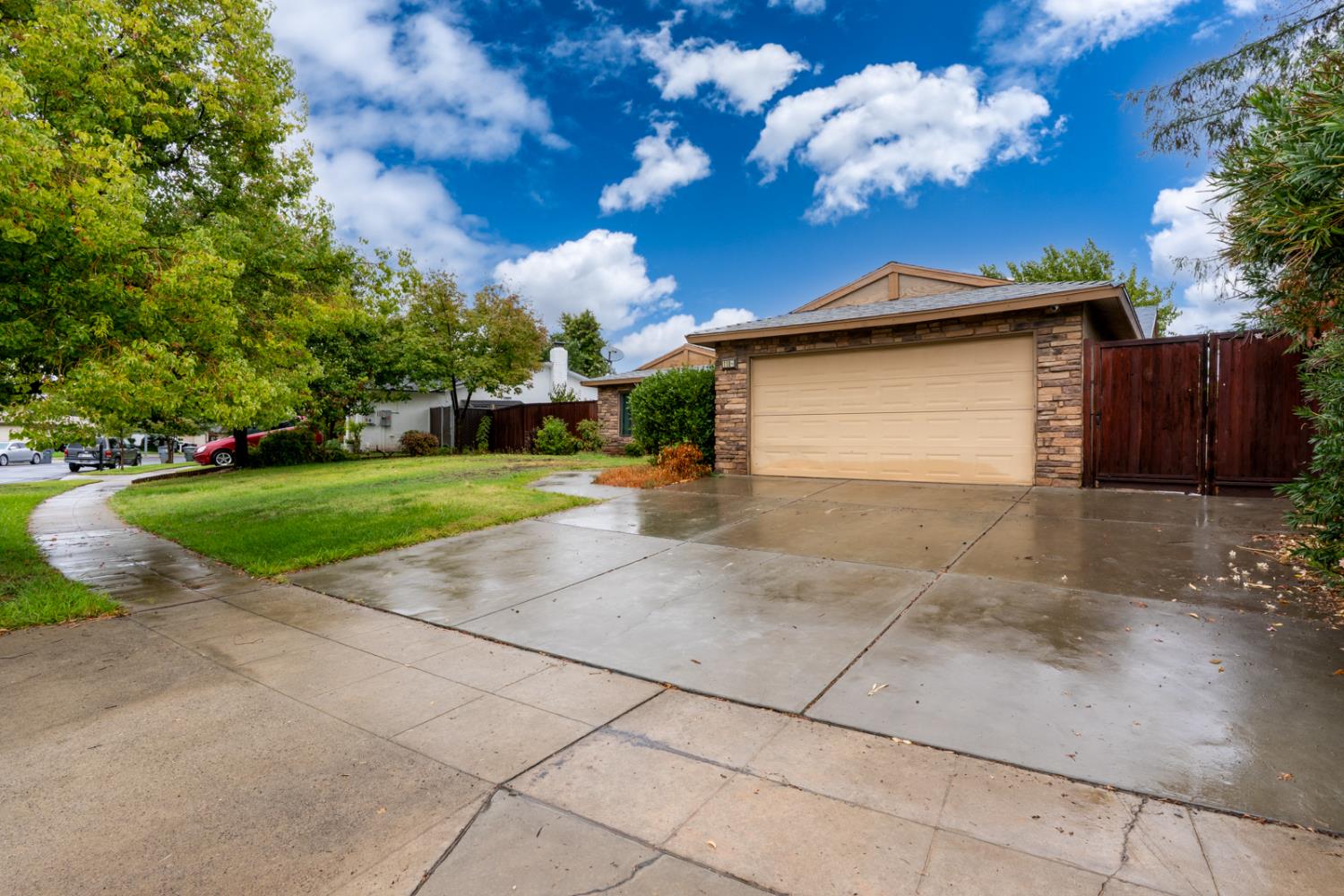 1188 W Pinedale Ave, Fresno, CA 93711