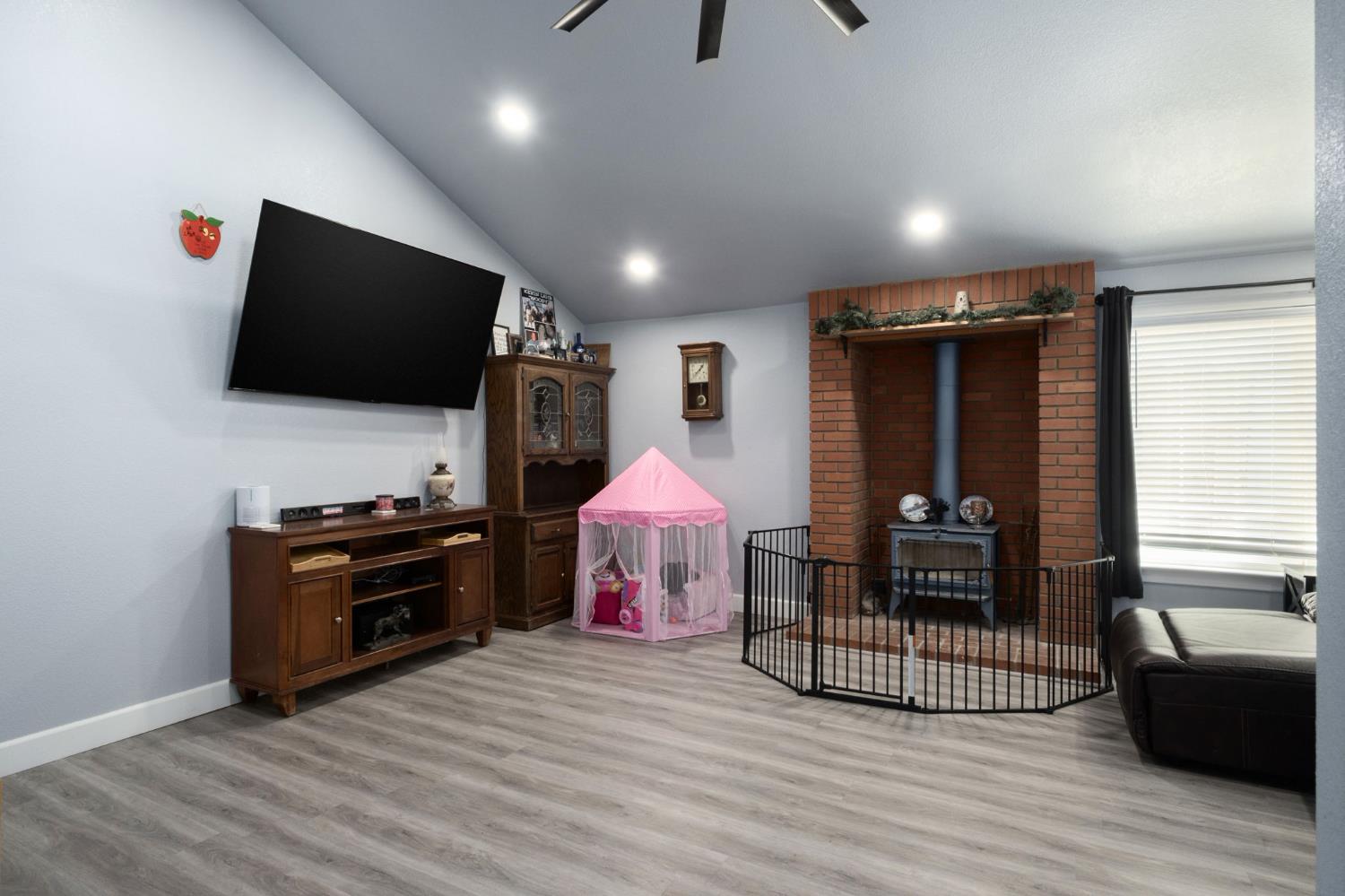 2237 Los Altos Ave, Clovis, CA 93611